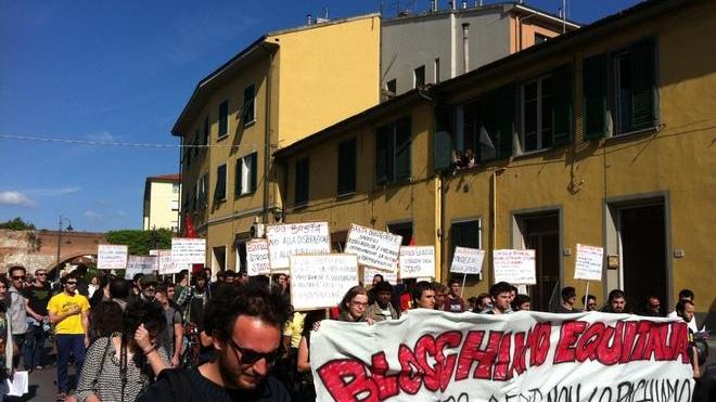 «Blocchiamo Equitalia», manifestanti in marcia. Carcasse di animale contro la sede