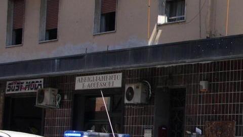 Spacca il vetro di un’auto, ladro arrestato