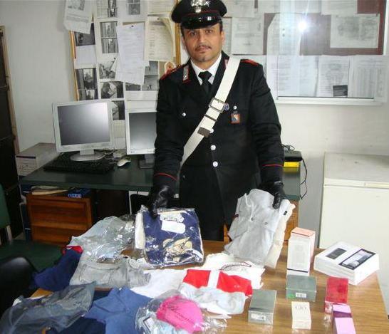 Madre e figlia rubano nei negozi con un trucco 