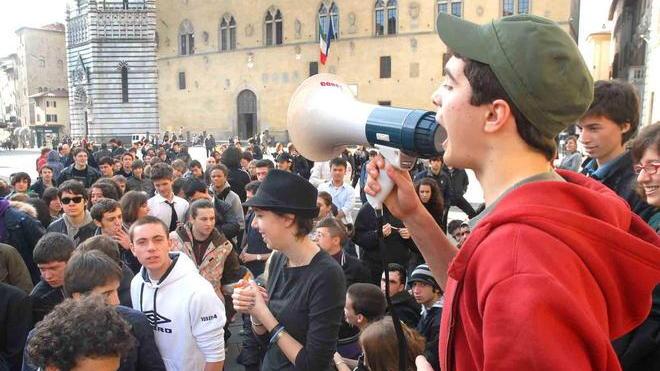 Il Cobas si ribella ai test Invalsi sit in davanti alla prefettura