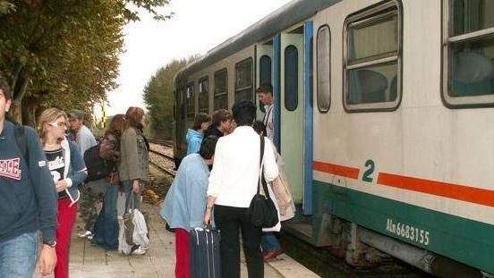 Treno Cecina-Saline, pendolari alla Regione: no ai tagli