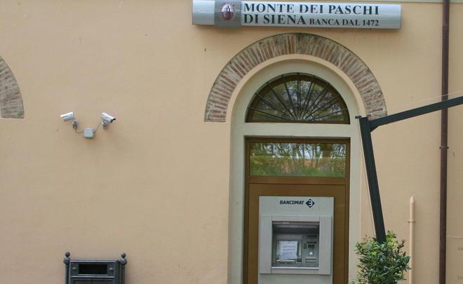 Svaligiano il bancomat con la fiamma ossidrica 