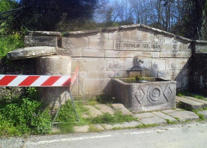 Danneggiata la fontana del Fossato