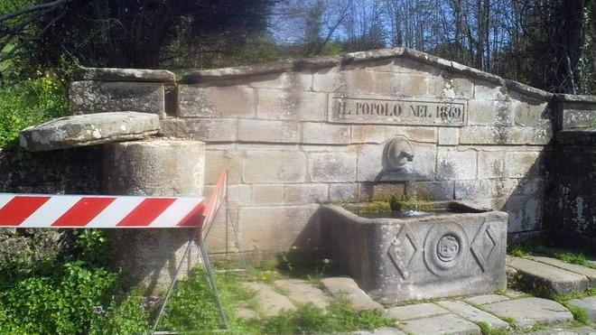 Danneggiata la fontana del Fossato