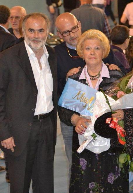 Elisa trionfa nel concorso Miss nonna 2012