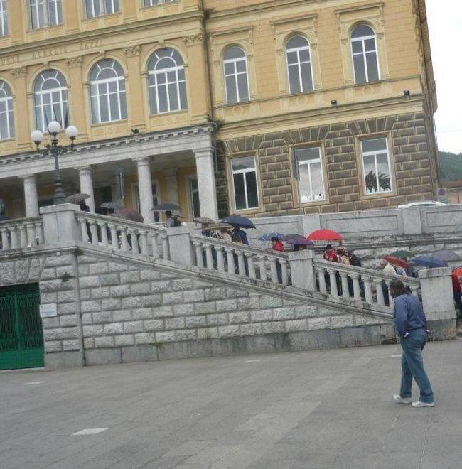 Bagni pubblici sbarrati, i turisti vanno all’ospedale