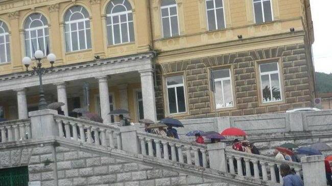 Bagni pubblici sbarrati, i turisti vanno all’ospedale