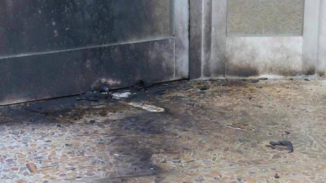 Molotov e petardo contro l’Agenzia