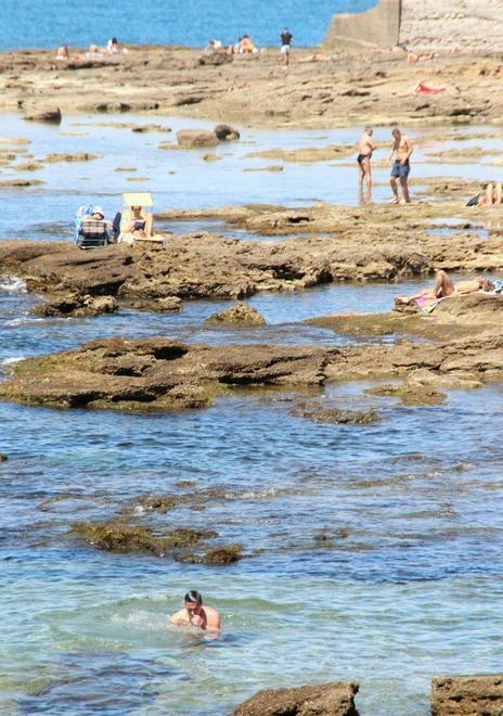 Revocato il divieto: si può fare il bagno lungo tutta la costa 