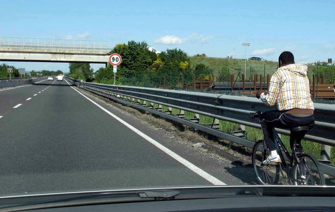 Giovane in Fi-Pi-Li con la bici 