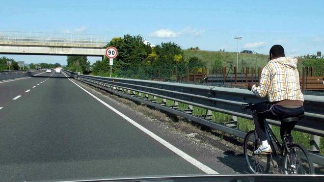 Giovane in Fi-Pi-Li con la bici