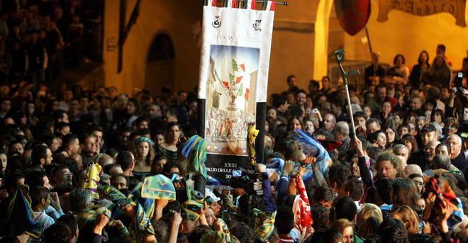Si alza il sipario sul cencio 