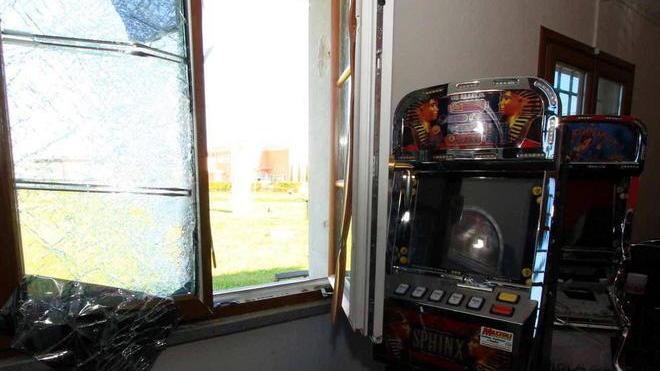 «Minacciato con un’arma» Agente sorprende i ladri