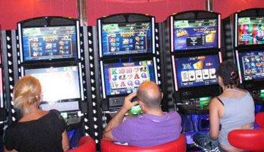 Perde 2.000 euro e spacca la videolottery a colpi di sedia 