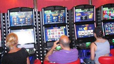 Perde 2.000 euro e spacca la videolottery a colpi di sedia