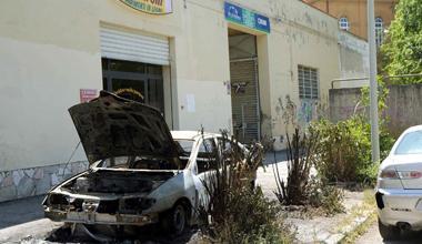 Auto distrutta dalle fiamme nella notte, altre tre vetture danneggiate 