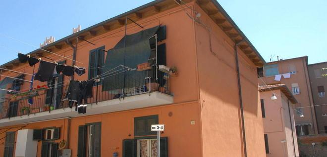 Crolla il soffitto dell’appartamento, famiglia evacuata 