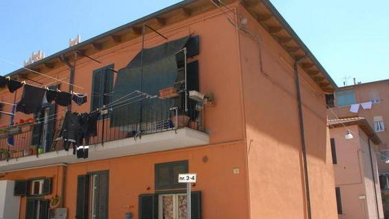 Crolla il soffitto dell’appartamento, famiglia evacuata