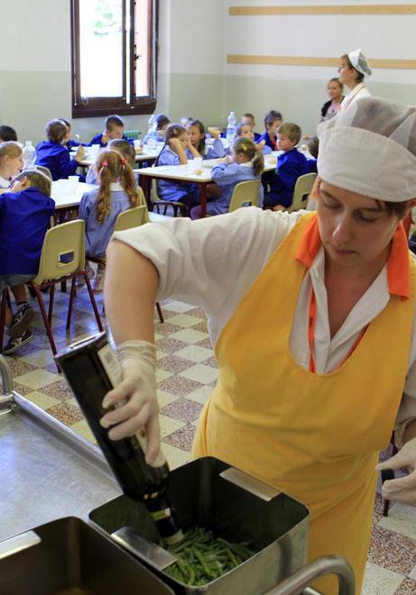 Un aumento del 10% per lo scuolabus e di 5 euro alla mensa 