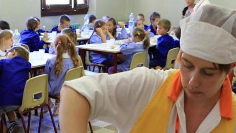 Un aumento del 10% per lo scuolabus e di 5 euro alla mensa