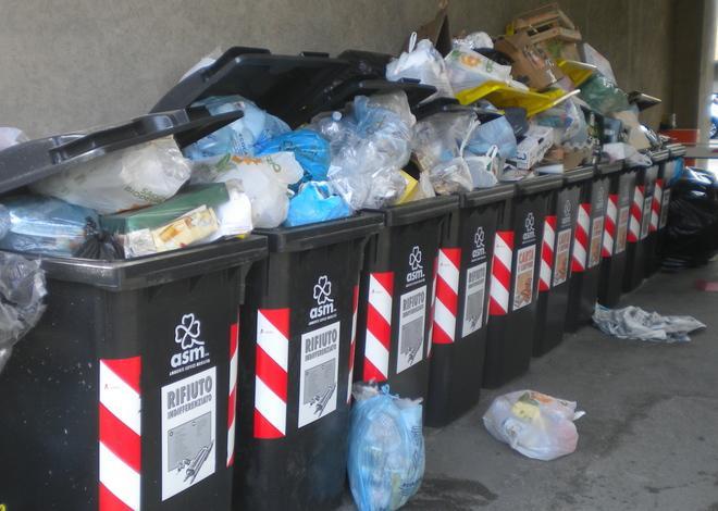 Via Toti, tanti rifiuti niente porta a porta 