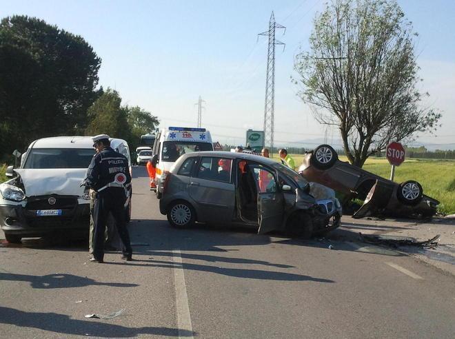 Incinta, ferita in auto 