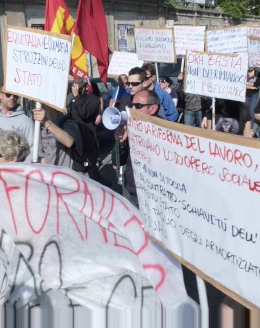 «No al suicidio, andiamo in piazza» 