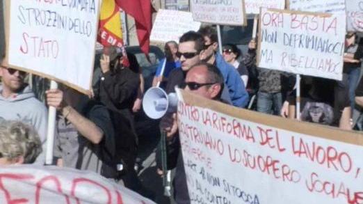 «No al suicidio, andiamo in piazza»