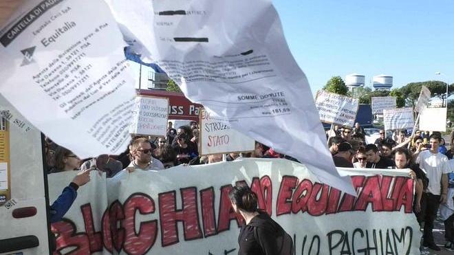 Cartelle strappate davanti a Equitalia