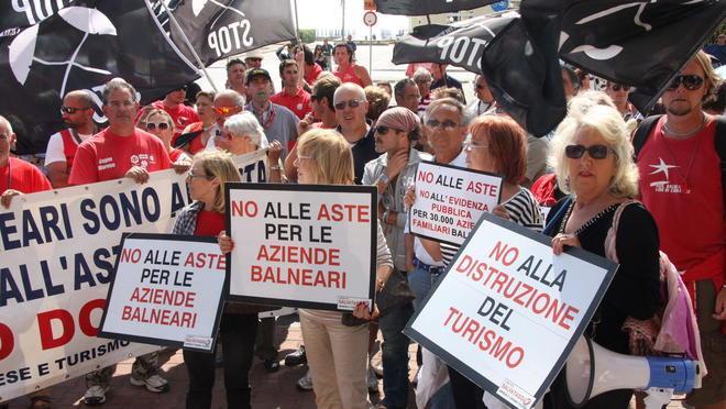 Balneari in strada, ma niente stop al Giro 