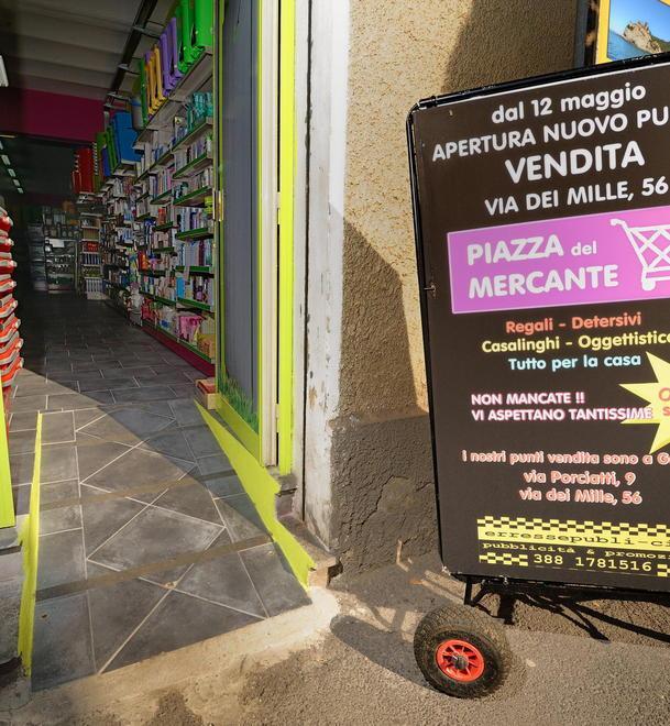 Via gli scalini ecco lo scivolo Così il negozio è aperto a tutti
