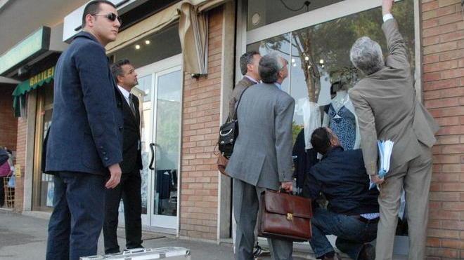 Sparatoria davanti al bar, cambia l’accusa