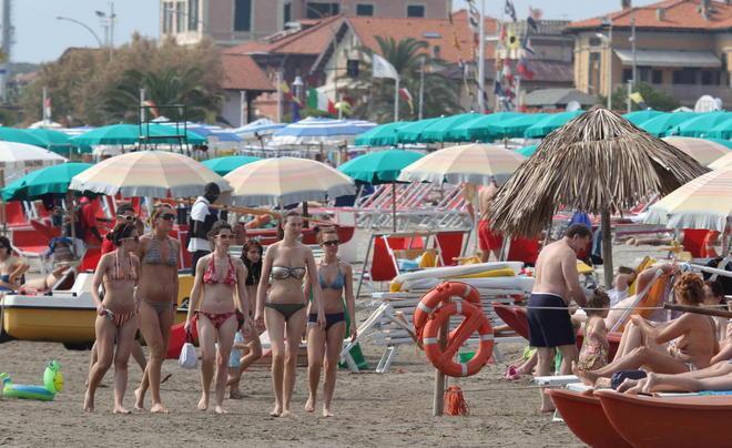 Ombrelloni e sdraio gratis per acchiappare turisti 