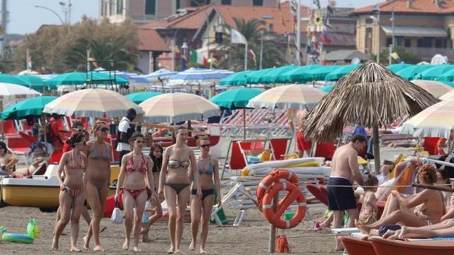 Ombrelloni e sdraio gratis per acchiappare turisti