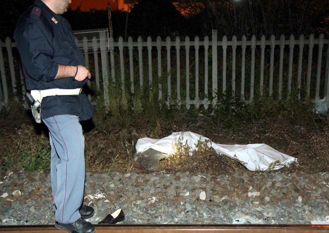 Si getta sui binari muore a 71 anni 