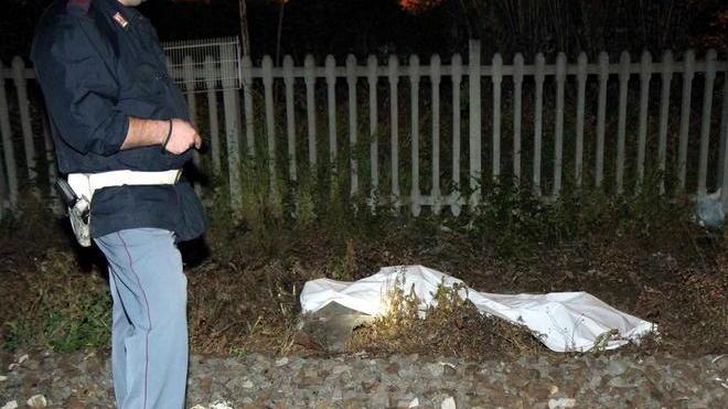 Si getta sui binari muore a 71 anni