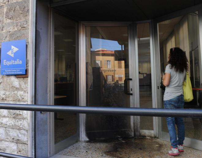 Bombe contro Equitalia 26 sospetti per otto nomi 