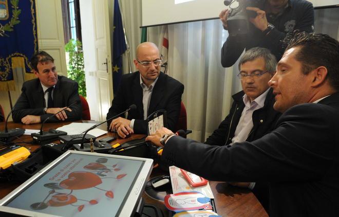 I farmacisti di Cofapi regalano un defibrillatore al Comune