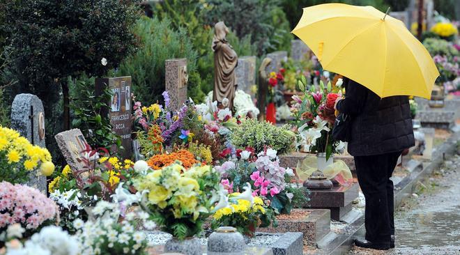 Anziana ruba un borsello al cimitero
