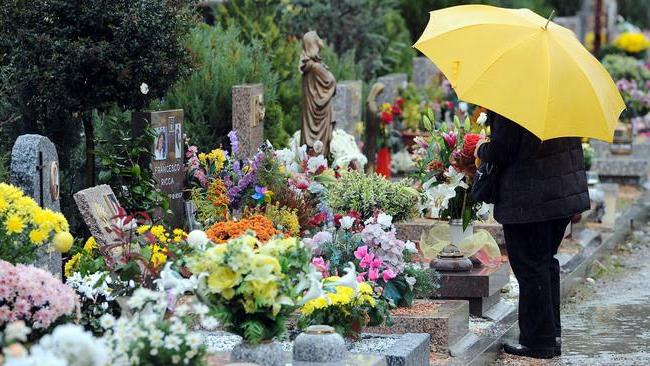 Anziana ruba un borsello al cimitero