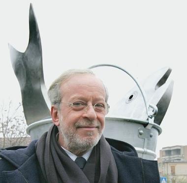 Giovanni Menada ritratto davanti alla sua opera appena inaugurata 