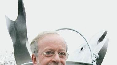 Giovanni Menada ritratto davanti alla sua opera appena inaugurata