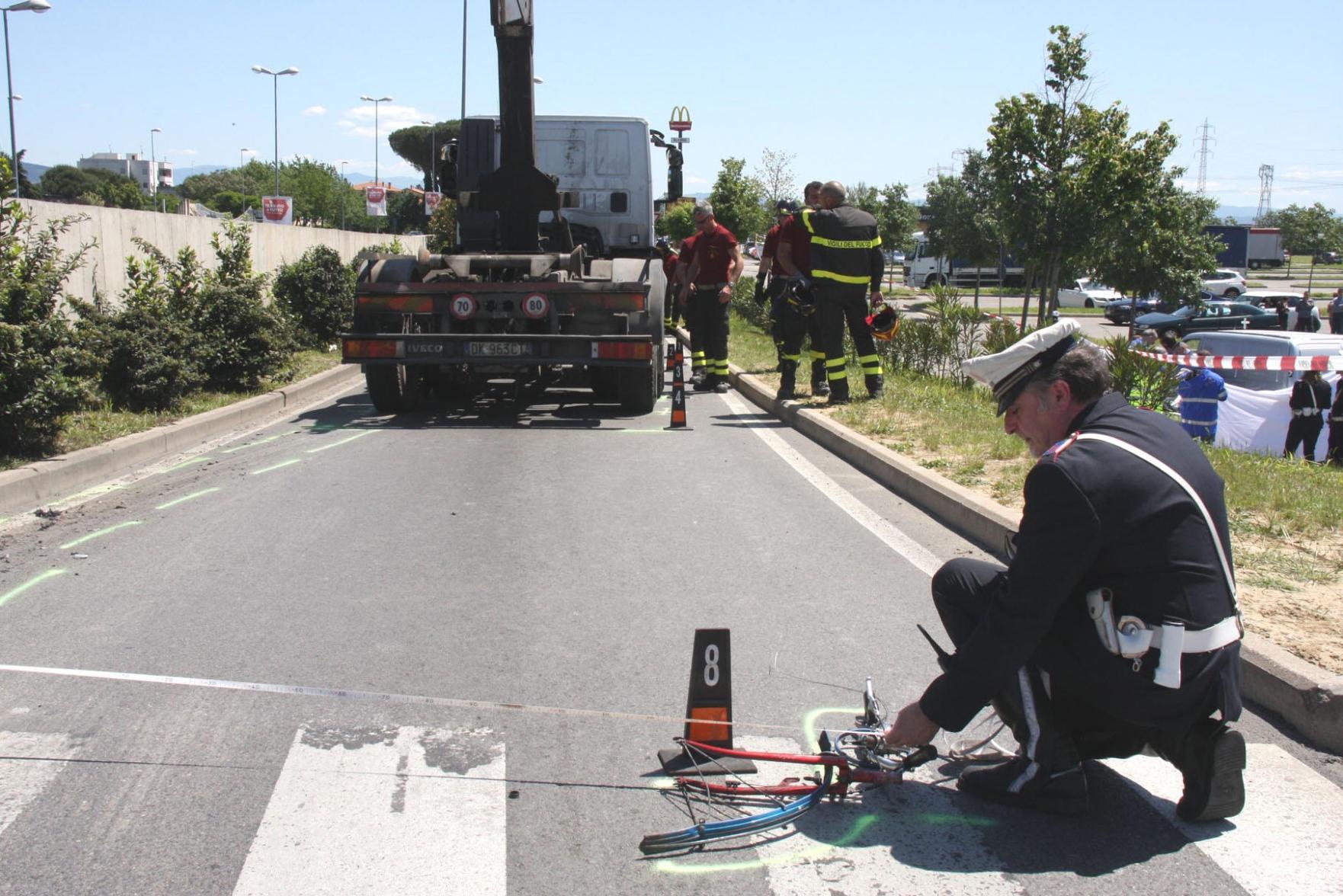 Ciclista muore schiacciato da un camion 