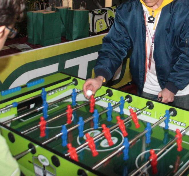 Tutti pazzi per il biliardino Sfide in piazza a Santo Stefano