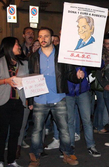 Pentole e fischietti: protesta al Met contro il sindaco 