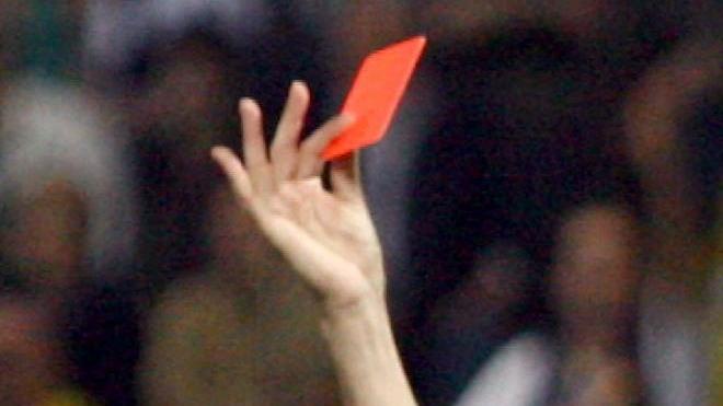 Dà un calcio all’arbitro, dilettante squalificato per un anno e mezzo