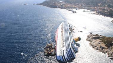 Concordia, Costa lancia l'allarme: «Fare presto, la nave affonda»