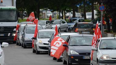 Sciopero del comprensorio del cuoio, sfilano 150 auto