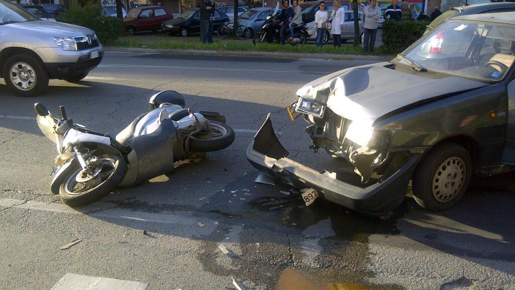 Scontro auto scooter, ferito un giovane