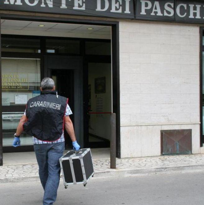 Armati di taglierino scappano con 70mila euro 